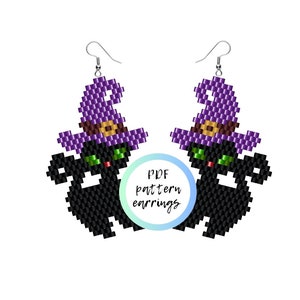 Puede incluir: Un par de pendientes de gato negro bruja con sombreros morados y ojos verdes. Los pendientes están hechos de cuentas y están destinados a ser usados como joyas. La imagen incluye el texto "PDF pattern earrings".