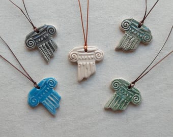 Ionische zuilhanger, keramische ketting, architectencadeau