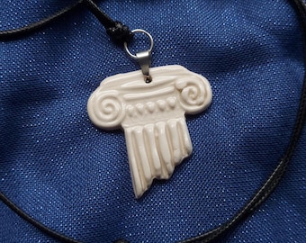 Oude Griekse Ionische zuilhanger, minimalistische architectuurketting, archeologiecadeau voor geschiedenisliefhebbers