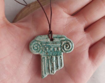 Oude Griekse zuilketting – keramische ionische hanger, boho-sieraden