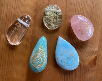 Piedras preciosas grabadas a mano con poderosos símbolos MUTABOR