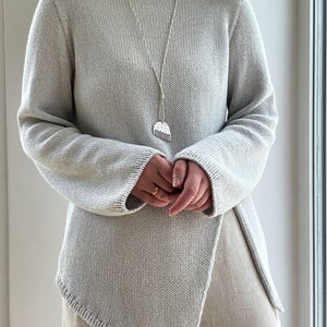 Strickmuster für die Liv-Bluse: Asymmetrischer Damenpullover mit U-Boot-Ausschnitt und diagonalem Saumschlitz