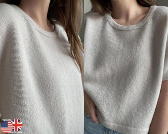 Strickanleitung für das Damen-T-Shirt „Una“: Oversized-Passform, überschnittene Schultern, Strickanleitung für ein Damen-T-Shirt. Una ist ein klassisches T-Shirt-Schnittmuster mit Rundhalsausschnitt.