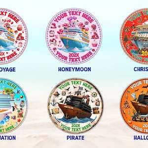 Puede incluir: Seis adornos circulares de cruceros con varios temas que incluyen corazones rojos, luna de miel, Navidad, graduaci&oacute;n, pirata y Halloween. Cada adorno muestra un barco, el texto YOUR TEXT HERE y el a&ntilde;o 202X o 2027 en el centro.