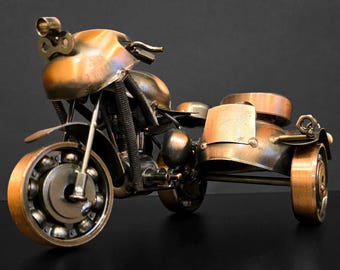 Motocicleta triciclo de cobre soldada a mano: modelo militar de la Segunda Guerra Mundial