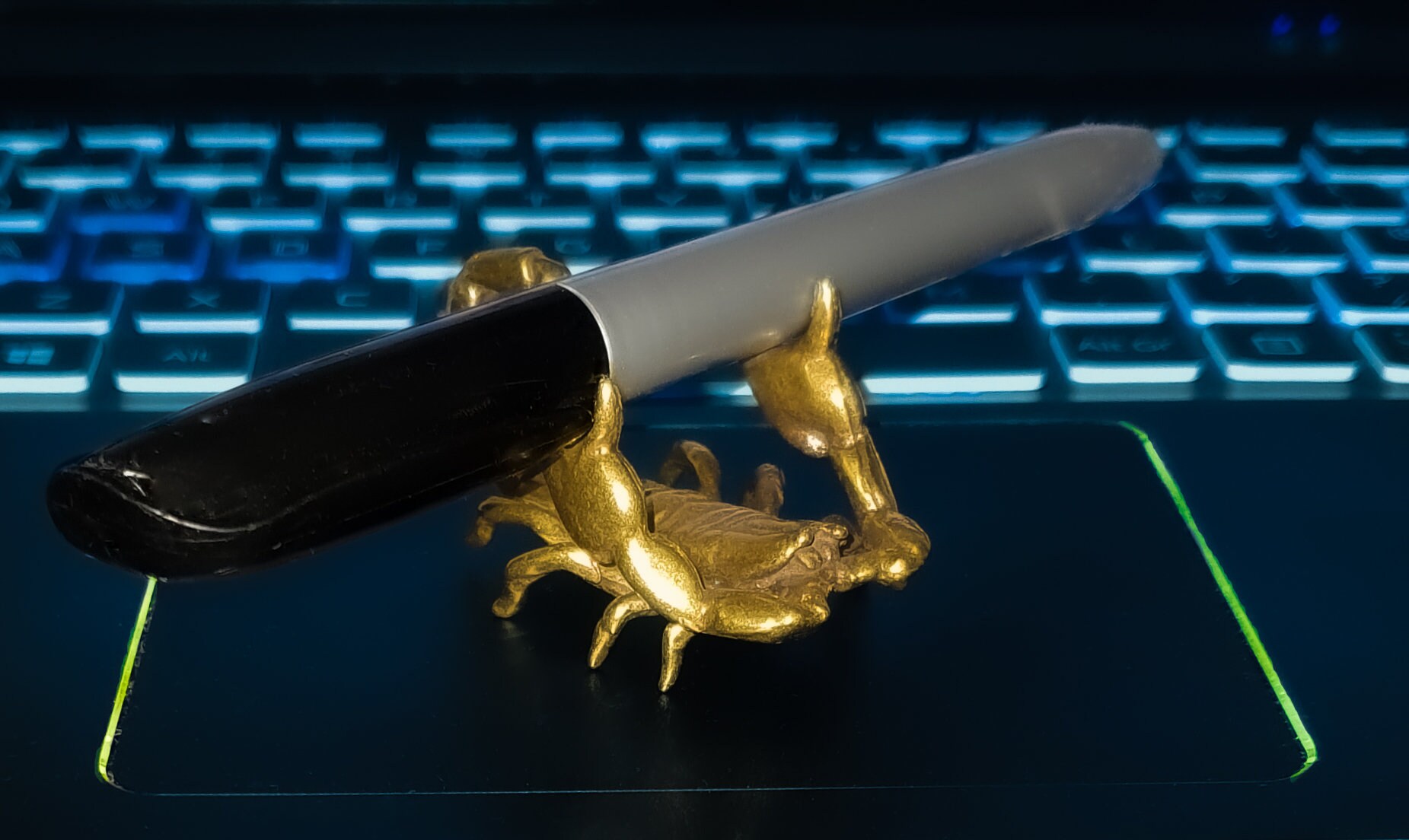 Pen Holder Brass Scorpion Hand Crafted Ornament Study Desk and Office Decoration Gift Collection