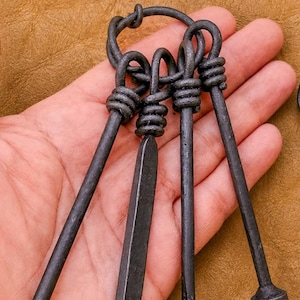 Ferramenta 4 em 1 para Tubos de Metal Feita à Mão por Ferreiro – Chaveiro Multifuncional com Socador, Raspador, Limpador e Chave Plana Personalizada