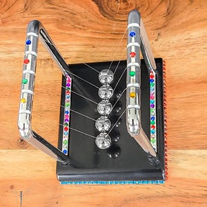 Maßgeschneiderte Strass Newton Cradle Schreibtisch Spielzeug – Kinetische Bewegung Physik Decor – Stress Relief Perpetuum Mobile Geschenk für Büro oder Studium