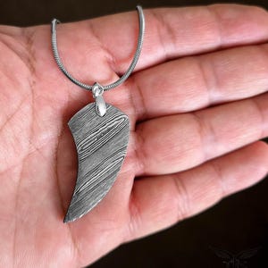 Collier pendentif dent de loup tribal fait main en acier damas | Cadeau de crocs d&#39;animal sculpté | Bijoux hypoallergéniques | Ornement sauvage cadeau