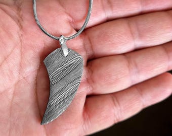 Collar con colgante de diente de lobo tribal hecho a mano en acero de Damasco. Regalo con colmillo de animal tallado. Joya hipoalergénica. Adorno de regalo salvaje.
