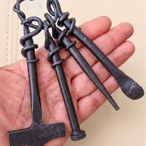 Ferramenta 4 em 1 para Tubos de Metal Feita à Mão por Ferreiro – Socador Multifuncional em Formato de Chaveiro, Raspador, Limpador e Chave Personalizada