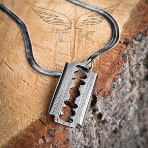 Damaszener Stahl Rasierklinge Anhänger Halskette: Geschnitzter Schlüsselring aus Metall