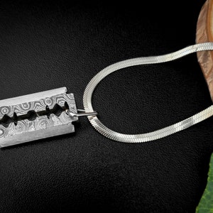 Damaszener Stahl Rasierklinge Anhänger Halskette | Rasierklinge Schlüsselanhänger | Geschnitztes Metall | Hypo-Allergen Modeschmuck | Metall Ornament Geschenk