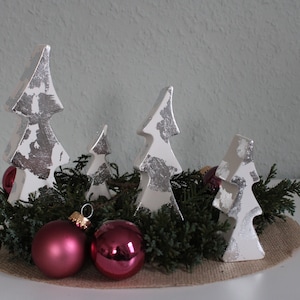 Fir trees in a set of 4 made of Raysin with metal leaf