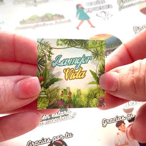 May include: A sticker with a green jungle background and the text "La mejor Vida" in yellow and blue lettering.