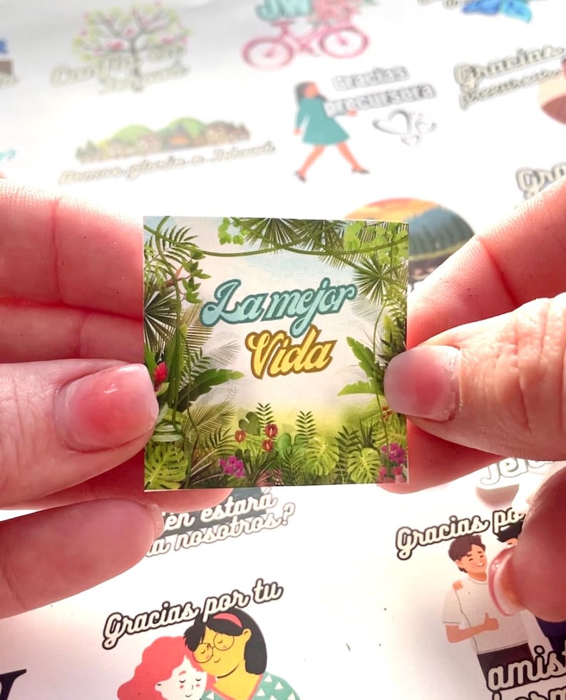 May include: A sticker with a green jungle background and the text "La mejor Vida" in yellow and blue lettering.