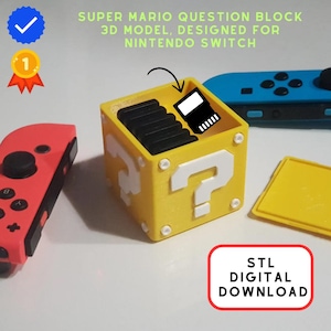 Könnte beinhalten: Ein gelber, 3D-gedruckter Super Mario Fragezeichenblock-Spielkartuschenhalter mit einem weißen Fragezeichen auf der Vorderseite. Der Halter ist für Nintendo Switch-Spielkartuschen konzipiert. Das Bild zeigt auch einen blauen und roten Nintendo Switch Joy-Con-Controller. STL DIGITAL DOWNLOAD ist in roter Schrift auf weißem Hintergrund geschrieben.