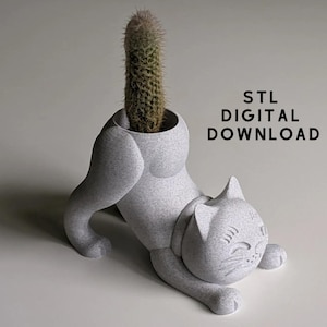 Könnte beinhalten: Ein grauer, katzenförmiger Pflanzentopf mit einem Kaktus darin. Der Topf hat eine gesprenkelte Textur und der Text "STL DIGITAL DOWNLOAD" ist sichtbar. Die Katze befindet sich in einer spielerischen Pose, mit Kopf und Pfoten auf dem Boden.