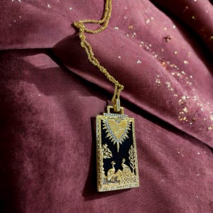 Impresionante colgante de margarita preservada en collar de cadena de oro