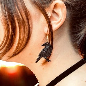 Superbes boucles d&#39;oreilles pendantes gothiques en bois avec corbeau