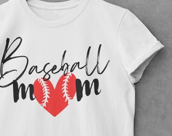 Könnte beinhalten: Weißes T-Shirt mit einer schwarzen und roten Grafik, auf der "Baseball Mom" mit einem roten Herzen und einem Baseball im Herzen steht.