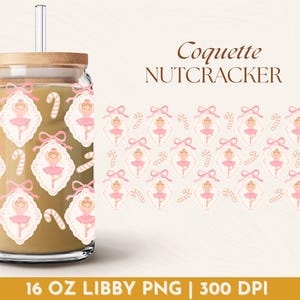 Op de afbeelding: Een glazen beker met een bamboe deksel en een helder rietje. De beker is versierd met een herhalend patroon van roze ballerinafiguren, strikken en zuurstokken. De tekst "Coquette NUTCRACKER" wordt in bruin weergegeven. De beker is 473 ml.