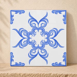 Blauwe keramische tegels met bloemenmotief, mediterrane botanische wandtegels, decoratieve tegels in Portugese stijl, blauw-witte keuken- en badkamerdecoratie