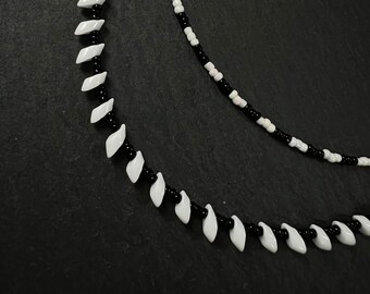 alternative Perlenkette "Zebra" mit Rocailles und "Fang" mit Magatama Perlen, schwarz und schwarz-weiß | silber, ca. 38-43cm und 43,5-48,5cm