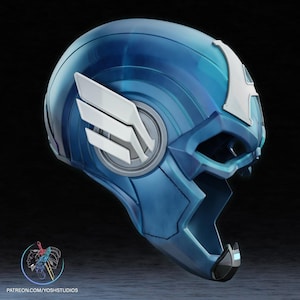 K&ouml;nnte beinhalten: Ein blauer und wei&szlig;er Helm mit futuristischem Design. Der Helm hat ein gro&szlig;es, wei&szlig;es Fl&uuml;gel-&auml;hnliches Design an der Seite und einen kleinen, wei&szlig;en Stern vorne.