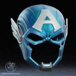 K&ouml;nnte beinhalten: Ein blauer und wei&szlig;er Helm mit einem gro&szlig;en wei&szlig;en Buchstaben 'A' auf der Vorderseite. Der Helm hat ein futuristisches Design mit einem Visier und einem Kinnschutz.