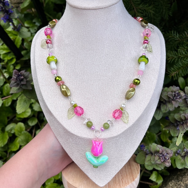 Spring Tulip Beaded Necklace, Fairycore jewellery, Cottagecore aesthetic, Floral Jewellery, Handmade beaded necklace, Flower necklace