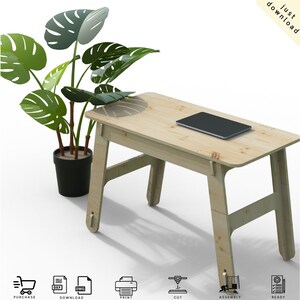 Puede incluir: Un escritorio de madera de color claro con una parte superior rectangular y patas anguladas. Una tableta negra descansa sobre la superficie del escritorio. Una planta en maceta con hojas verdes grandes está colocada a la izquierda del escritorio. Incluye el texto "just download".
