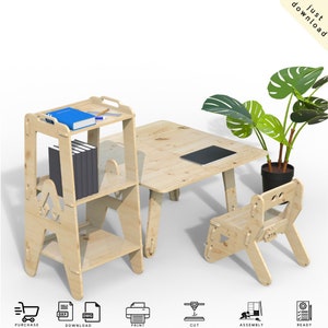 Puede incluir: Un conjunto de mesa y silla de madera para niños con una estantería. La mesa es de color marrón claro y tiene una tapa cuadrada. La silla también es de color marrón claro y tiene un diseño sencillo. La estantería tiene tres estantes y tiene un acabado marrón claro. El conjunto es perfecto para la sala de juegos o el dormitorio de un niño.