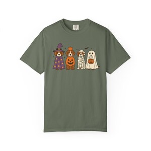 Comfort Colors® Brittany Spaniel Halloween-tröja, rolig hundkostym-tröja, retro läskig hundälskare-tröja, mysig Brittany Spaniel-mamma-gåva för hösten Moss