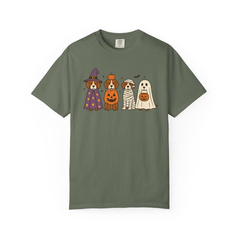Comfort Colors® Brittany Spaniel Halloween-tröja, rolig hundkostym-tröja, retro läskig hundälskare-tröja, mysig Brittany Spaniel-mamma-gåva för hösten Moss