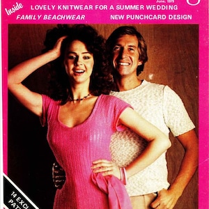 Op de afbeelding: Een vintage magazine cover met de tekst "worldwide machine knitting". De cover toont een lachend stel, de vrouw in een roze gebreide top en de man in een wit gebreid shirt. De titel staat in witte letters op een roze achtergrond.