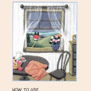 Puede incluir: Una ilustración vintage de una habitación con una ventana que da a una colina verde con una pequeña casa roja. La habitación tiene una mesa con un suéter tejido, una silla y un pequeño jarrón de flores. El texto "HOW TO USE YOUR KNITTING MACHINE" está impreso debajo de la imagen.