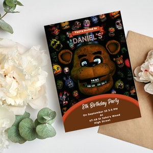 Puede incluir: Una invitación de cumpleaños con un personaje de oso pardo con ojos azules y un fondo oscuro lleno de caras de varios personajes. La invitación dice "Estás invitado a la fiesta de cumpleaños número 8 de DANIEL" con detalles del evento.