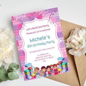 Puede incluir: Una invitación de fiesta de cumpleaños rosa y morada con un tema de Lego. La invitación dice "Let's Build And Party" y "Michele's 8th birthday Party". La invitación incluye la fecha, la hora y la ubicación de la fiesta.