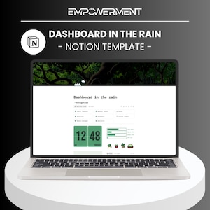 Könnte beinhalten: Ein Laptop zeigt eine Notion-Vorlage mit dem Titel "Dashboard in the Rain". Der Bildschirm zeigt ein digitales Dashboard mit grünen und weißen Elementen, einschließlich einer Uhr, die "12 48" anzeigt. Der Laptop steht auf einem weißen Podest.