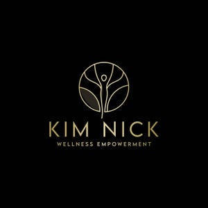 Peut inclure: Un logo dor&eacute; avec une silhouette humaine stylis&eacute;e &agrave; l'int&eacute;rieur d'un cercle. Le texte "KIM NICK WELLNESS EMPOWERMENT" est situ&eacute; sous le logo.