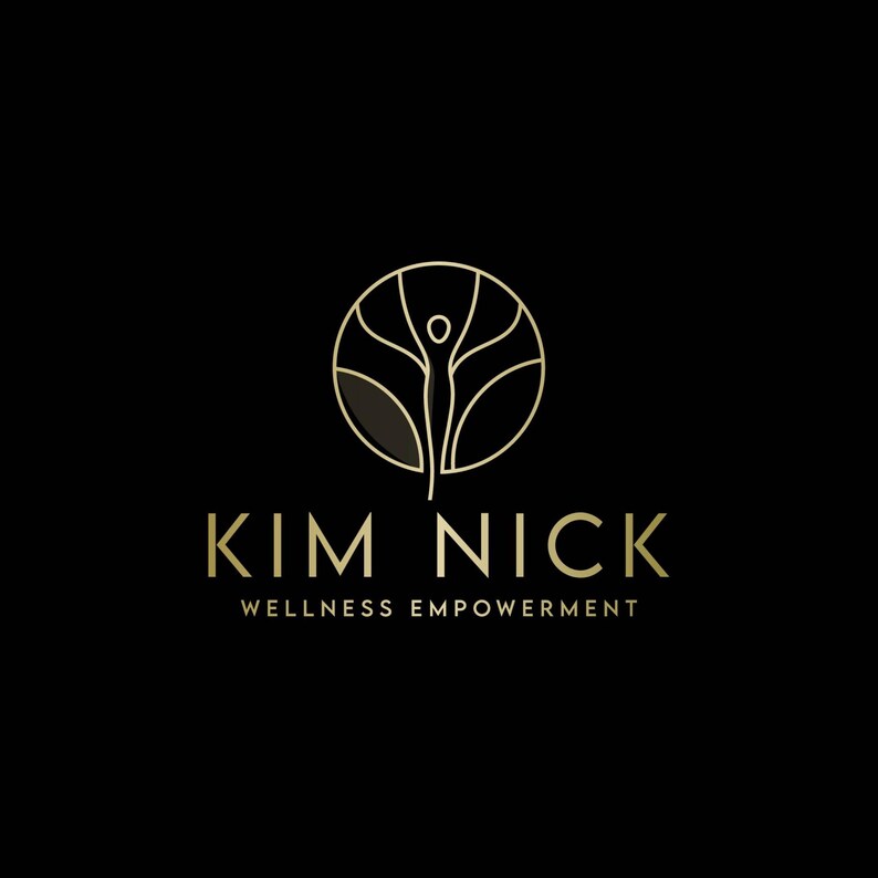 Peut inclure: Un logo dor&eacute; avec une silhouette humaine stylis&eacute;e &agrave; l'int&eacute;rieur d'un cercle. Le texte "KIM NICK WELLNESS EMPOWERMENT" est situ&eacute; sous le logo.
