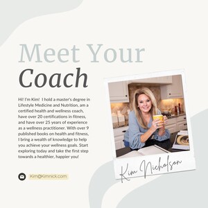 Peut inclure: Une femme aux cheveux blonds sourit en tenant une tasse jaune dans une cuisine. Le texte "Meet Your Coach" est en haut de l'image. Le texte "Hi! I'm Kim! I hold a master's degree in Lifestyle Medicine and Nutrition, am a certified health and wellness coach, have over 20 certifications in fitness, and have over 25 years of experience as a wellness practitioner. With over 9 published books on health and fitness, I bring a wealth of knowledge to help you achieve your wellness goals. Start exploring today and take the first step towards a healthier, happier you!" est sous l'image. Le texte "Kim@Kimnick.com" est sous le texte. Le texte "Kim Nicholson" est en cursive en bas de l'image.