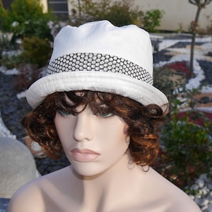 Bob hat, women&#39;s hat, cloche hat, summer hat, this bob hat is white in color with its black and white Sophia 51 turn