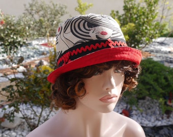 Cappello molto chic in cotone e poliestere, questo bucket hat è beige con stampe Sophia 3 nere e rosse