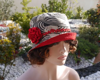 Cappello, cappello da donna, molto chic in cotone e poliestere, questo cappello da pescatore è beige con stampe nere e rosse Sophia 4