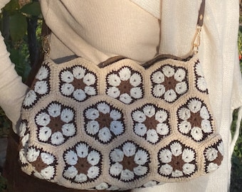 Bolso de flores africanas de ganchillo hecho a mano