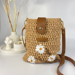 Handgemachte gehäkelte Tasche aus Bast, mit Gänseblümchen bestickt , Sommer Tasche, handgemachte Tasche, Tasche im Vintage Stil