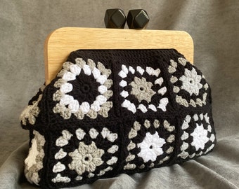 Kussverschlusstasche aus Holz, schwarz-weiße Häkeltasche, Tasche im Vintage-Stil, handgemachte Clutch-Tasche