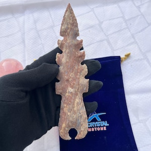 Indisk agattillverkad pilspets av flintsten/chert: 18 cm vass spets